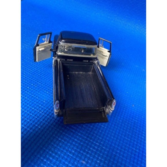 Chevy Cameo Pickup 1957 (1:28) SunnySide Cast Iron Model - Picture 4 of 6